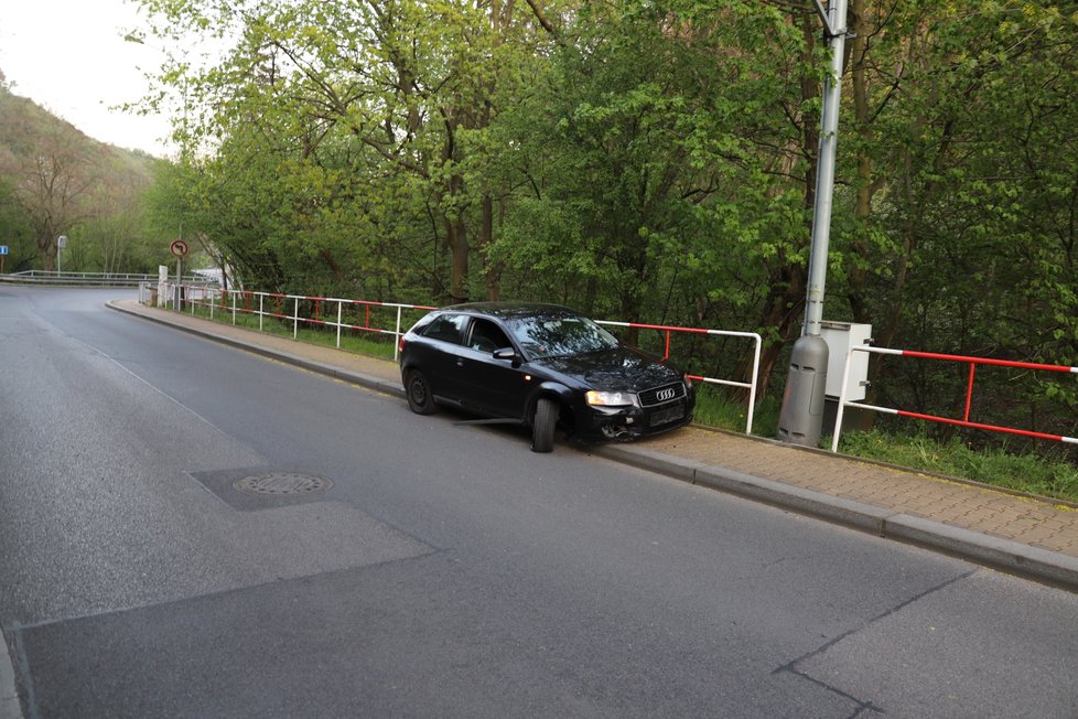 Policisté v Lysolajích zadrželi zběsilého řidiče. Ujížděl jim, nakonec jim chtěl utéct.