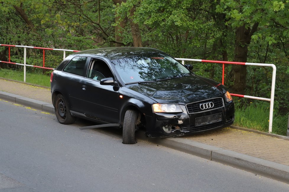 Policisté v Lysolajích zadrželi zběsilého řidiče. Ujížděl jim, nakonec jim chtěl utéct.