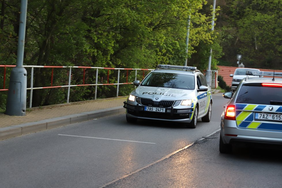 Policisté v Lysolajích zadrželi zběsilého řidiče. Ujížděl jim, nakonec jim chtěl utéct.