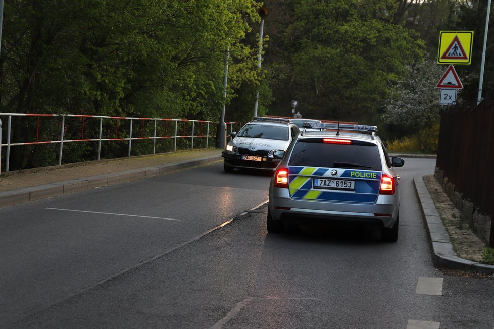 Policisté v Lysolajích zadrželi zběsilého řidiče. Ujížděl jim, nakonec jim chtěl utéct.