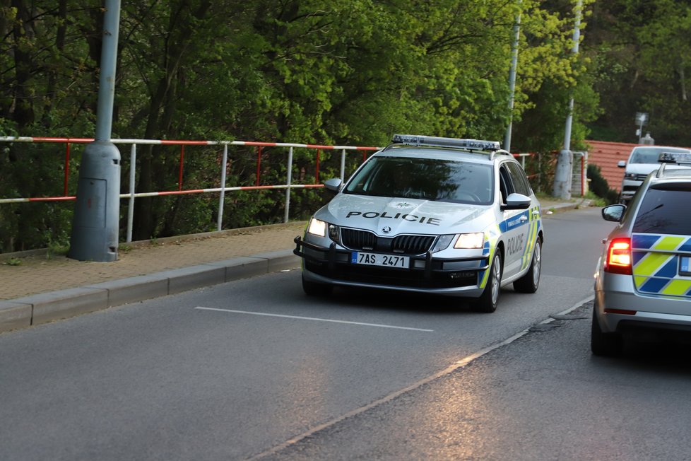 Policisté v Lysolajích zadrželi zběsilého řidiče. Ujížděl jim, nakonec jim chtěl utéct.