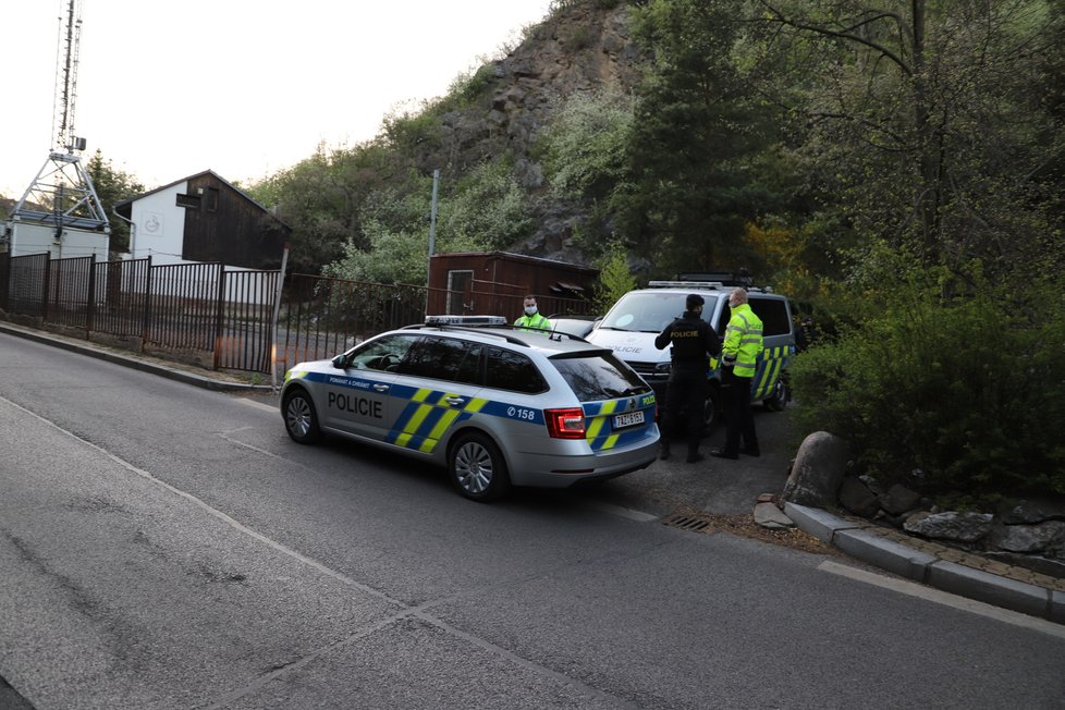 Policisté v Lysolajích zadrželi zběsilého řidiče. Ujížděl jim, nakonec jim chtěl utéct.