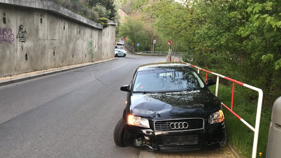 Policisté v Lysolajích zadrželi zběsilého řidiče. Ujížděl jim, nakonec jim chtěl utéct.