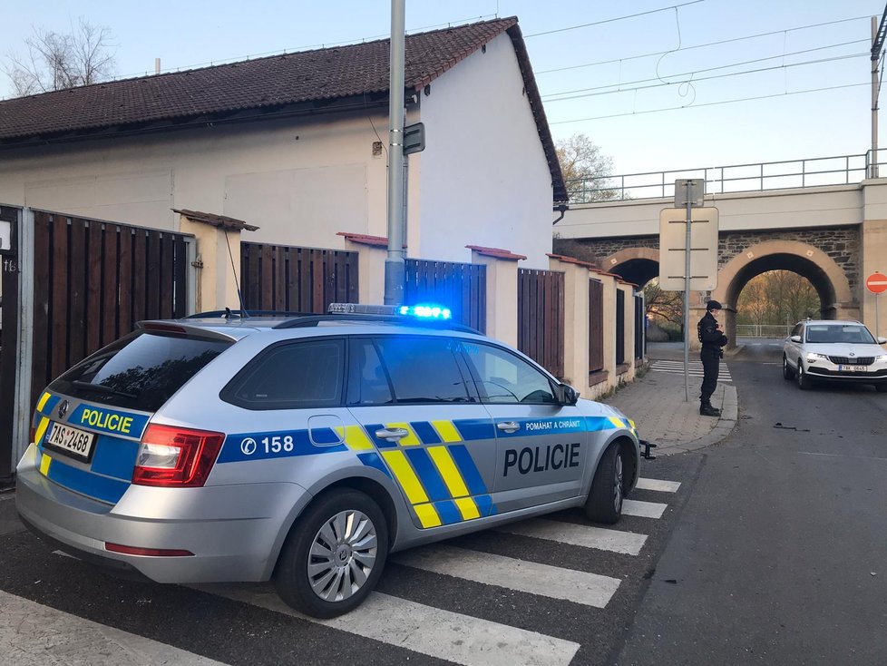 Policisté v Lysolajích zadrželi zběsilého řidiče. Ujížděl jim, nakonec jim chtěl utéct.