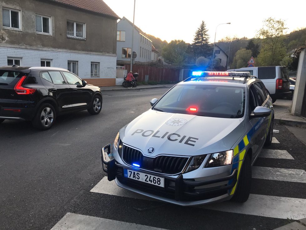 Policisté v Lysolajích zadrželi zběsilého řidiče. Ujížděl jim, nakonec jim chtěl utéct.