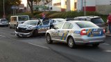 Nehoda v Poděbradské: Policisté při honičce vletěli do zaparkovaných aut