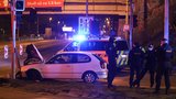 Zběsilá policejní honička v Praze: Řidič (55) ujížděl až 170 km/h, skončil v semaforu, zatýkání se bránil pepřákem