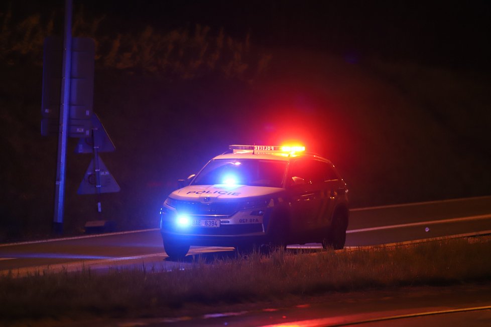 Policejní honička v Praze: Řidič ujížděl až 170 km/h, zběsilá jízda skončila nárazem do sloupu.