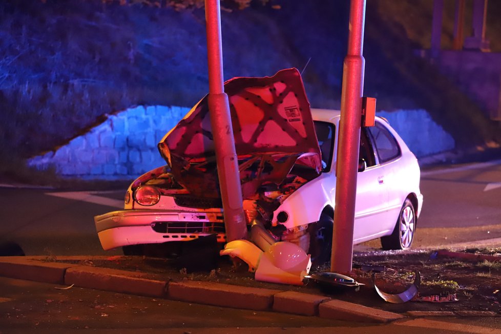 Policejní honička v Praze: Řidič ujížděl až 170 km/h, zběsilá jízda skončila nárazem do sloupu.