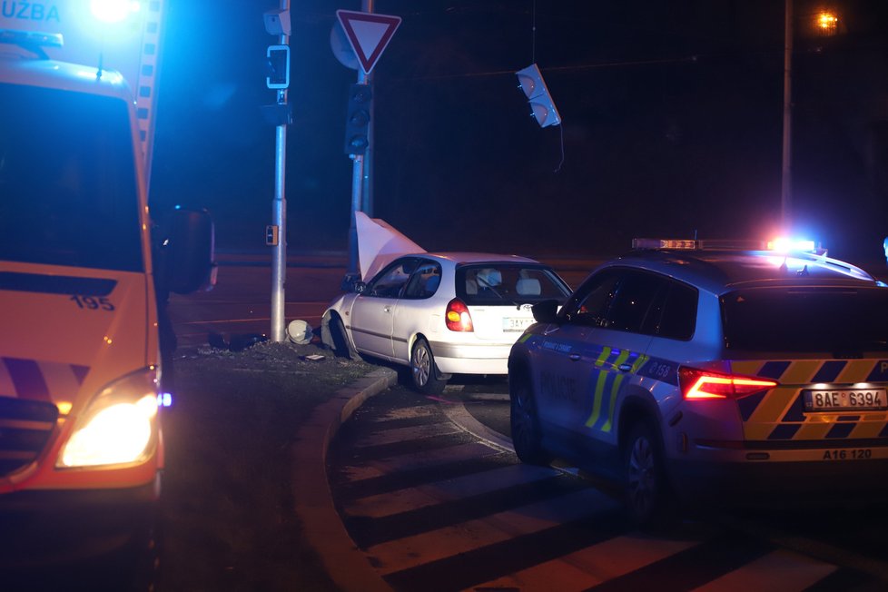 Policejní honička v Praze: Řidič ujížděl až 170 km/h, zběsilá jízda skončila nárazem do sloupu.