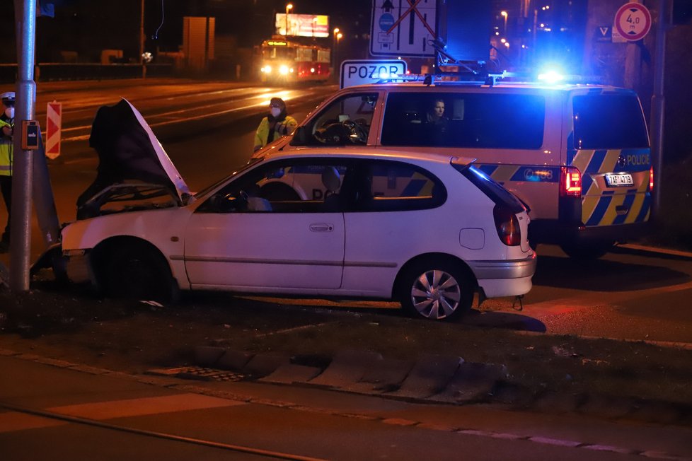 Policejní honička v Praze: Řidič ujížděl až 170 km/h, zběsilá jízda skončila nárazem do sloupu.