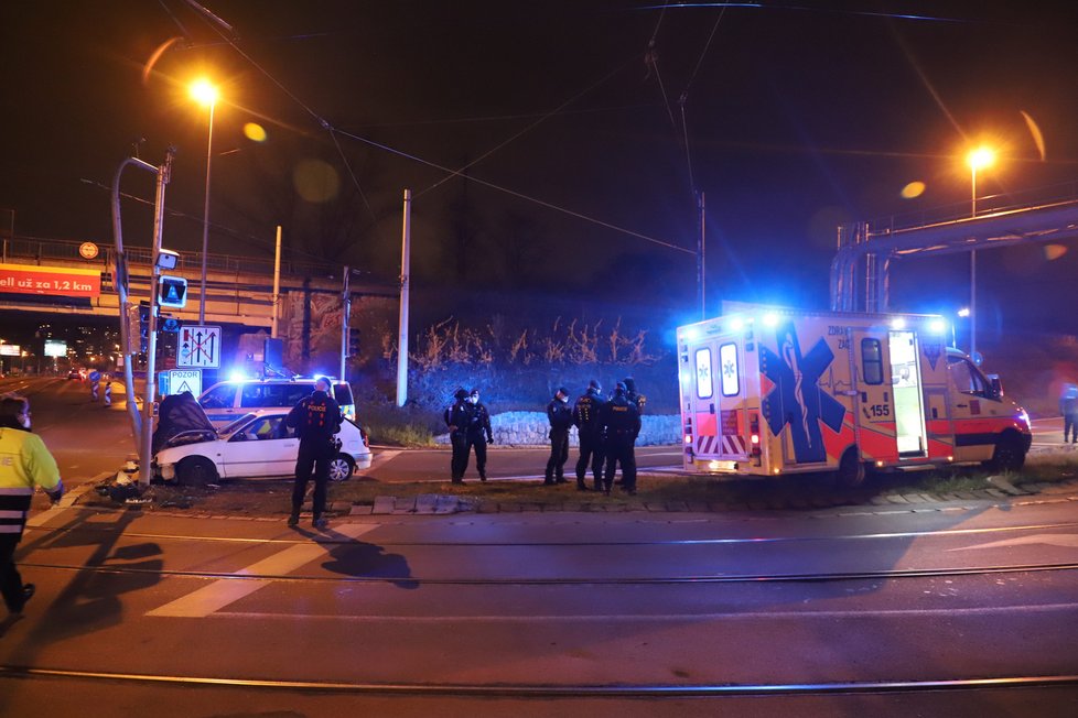 Policejní honička v Praze: Řidič ujížděl až 170 km/h, zběsilá jízda skončila nárazem do sloupu.