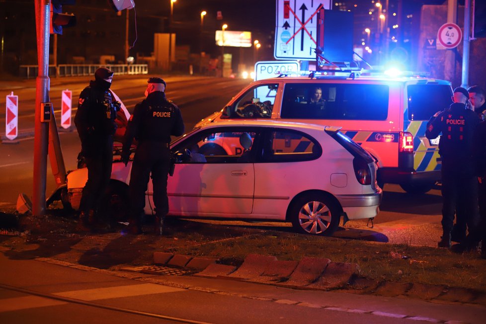 Policejní honička v Praze: Řidič ujížděl až 170 km/h, zběsilá jízda skončila nárazem do sloupu.