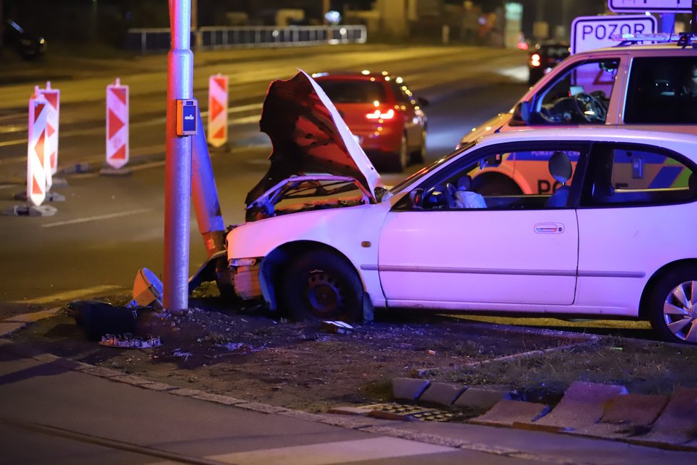 Policejní honička v Praze: Řidič ujížděl až 170 km/h, zběsilá jízda skončila nárazem do sloupu.