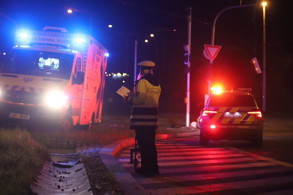 Policejní honička v Praze: Řidič ujížděl až 170 km/h, zběsilá jízda skončila nárazem do sloupu.