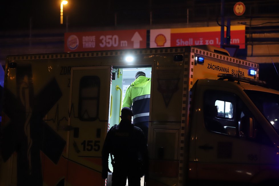 Policejní honička v Praze: Řidič ujížděl až 170 km/h, zběsilá jízda skončila nárazem do sloupu.