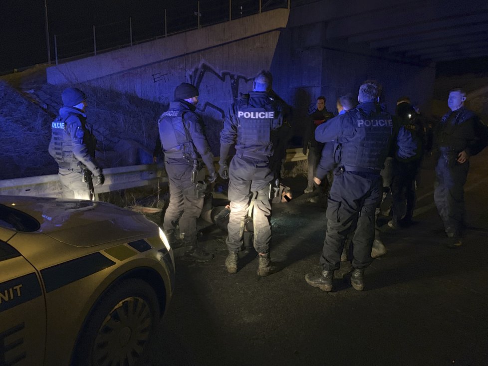 Po dramatické honičce policie dostihla muže a ženu: Muže měl několik pistolí a i nůž!