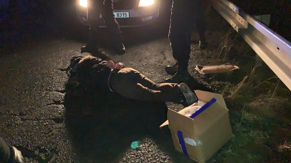 Po dramatické honičce policie dostihla muže a ženu: Muže měl několik pistolí a i nůž!