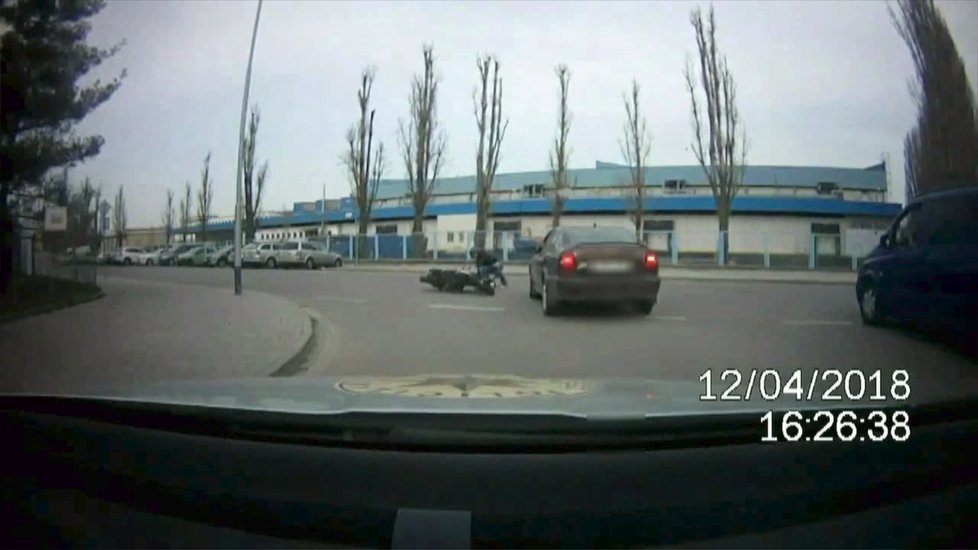 Kvůli nebezpečné jízdě muže za volantem Škody Octavia se skácel na zem motorkář.