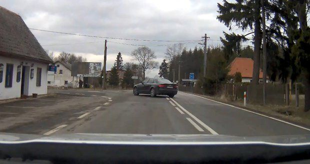 Kradené Audi měli převézt do Polska: Zfetovaný řidič ujížděl Trutnovem rychlostí 135 km/h