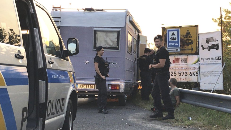 Zdrogovaný řidič se zákazem řízení motorových vozidel se snažil ujet strážníkům. Nakonec nezvládl řízení a  s vozidlem havaroval.