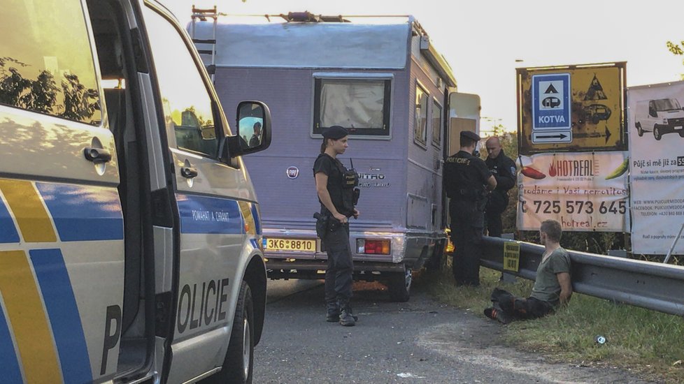 Zdrogovaný řidič se zákazem řízení motorových vozidel se snažil ujet strážníkům. Nakonec nezvládl řízení a  s vozidlem havaroval.