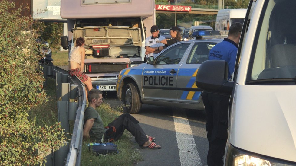 Zdrogovaný řidič se zákazem řízení motorových vozidel se snažil ujet strážníkům. Nakonec nezvládl řízení a  s vozidlem havaroval.