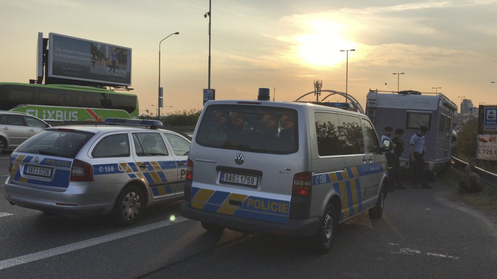 Zdrogovaný řidič se zákazem řízení motorových vozidel se snažil ujet strážníkům. Nakonec nezvládl řízení a  s vozidlem havaroval.