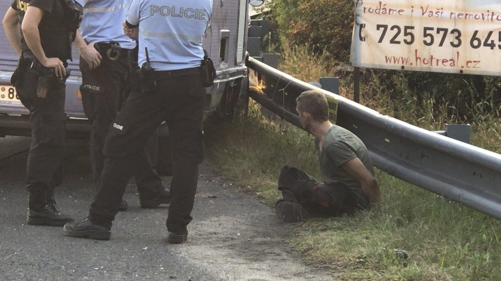 Zdrogovaný řidič se zákazem řízení motorových vozidel se snažil ujet strážníkům. Nakonec nezvládl řízení a  s vozidlem havaroval.