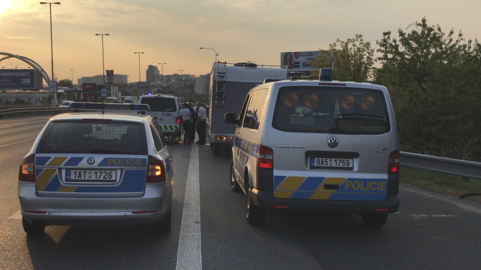 Zdrogovaný řidič se zákazem řízení motorových vozidel se snažil ujet strážníkům. Nakonec nezvládl řízení a  s vozidlem havaroval.