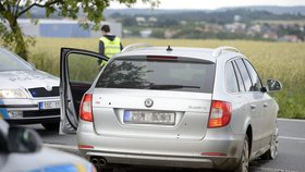 Policisté prošetřují, zda nebyl vůz kradený.