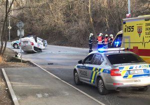 Řidič ukradeného auta ujížděl před policisty, ve Zbraslavi havaroval.