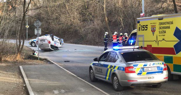 Dramatická honička skončila nehodou: Řidič ve Zbraslavi otočil kradené auto na střechu, navíc měl zákaz řízení