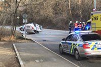 Dramatická honička skončila nehodou: Řidič ve Zbraslavi otočil kradené auto na střechu, navíc měl zákaz řízení