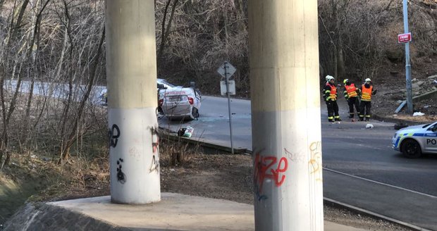 Řidič ukradeného auta ujížděl před policisty, ve Zbraslavi havaroval.