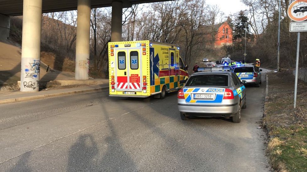 Řidič ukradeného auta ujížděl před policisty, ve Zbraslavi havaroval.