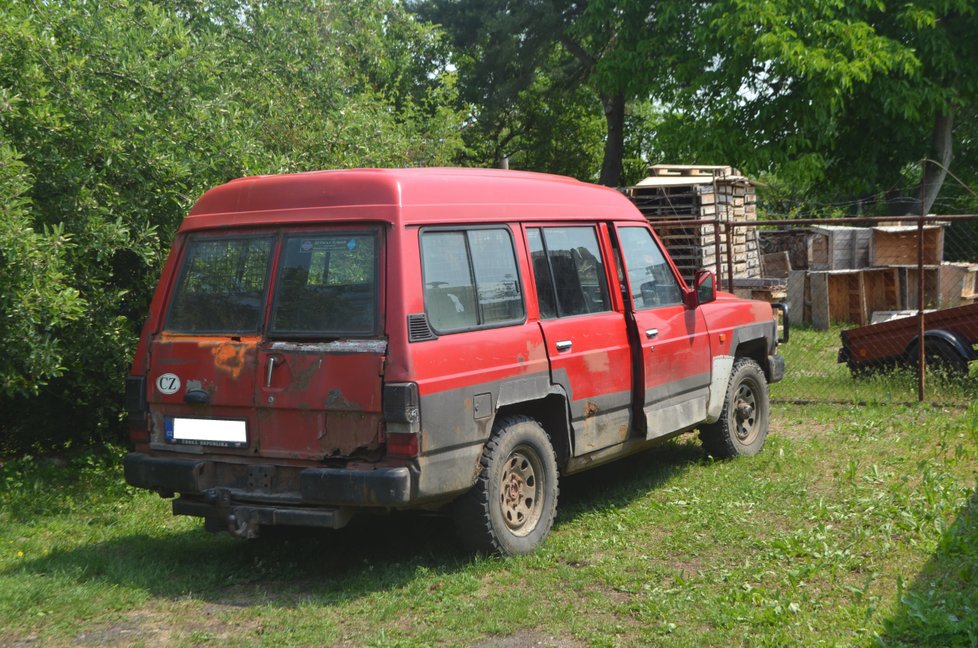 Auto ještě včera stálo ve slepé ulici u garáží v Dobroměřicích