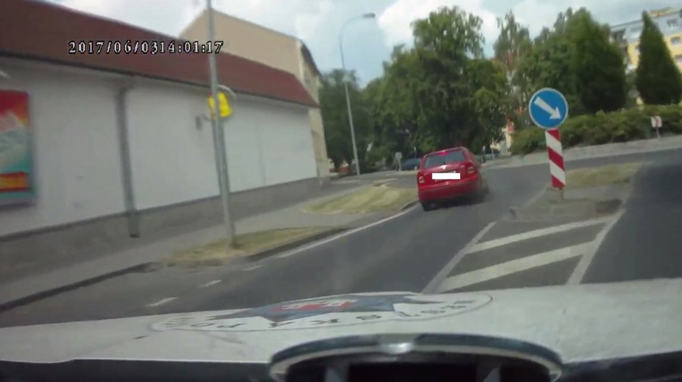 Hazardér se zákazem řízení ujížděl strážníkům, ohrozil lidi na pivních slavnostech.