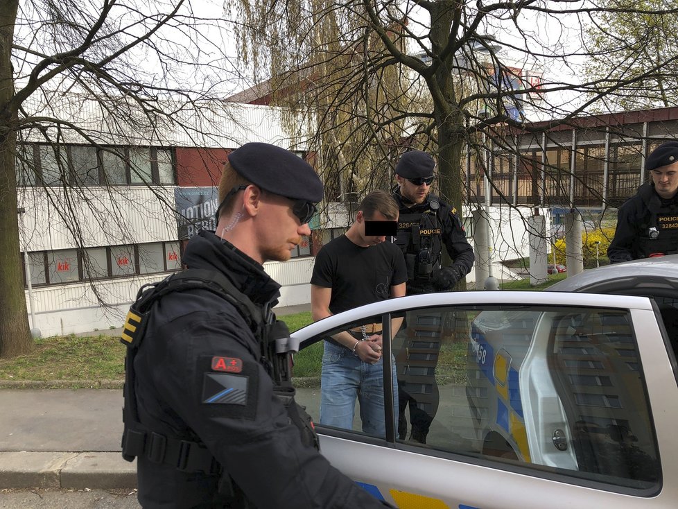 Pražští policisté měli v noci pilno - ve Stodůlkách jim ujížděl řidič se zákazem řízení.