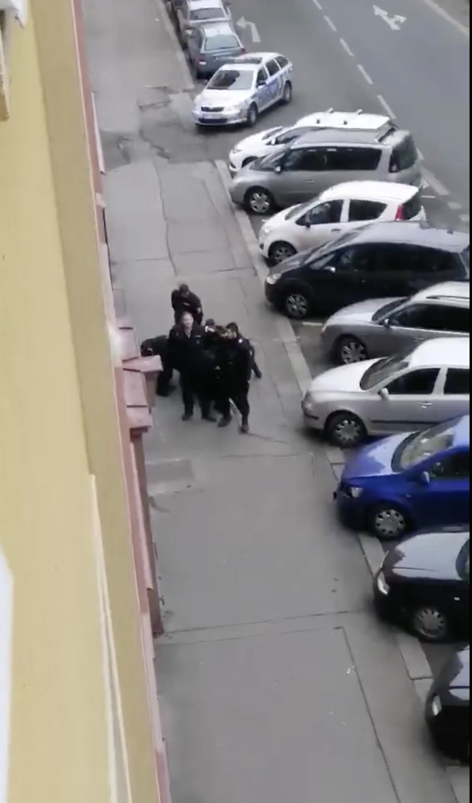 Muže zatkla policie.