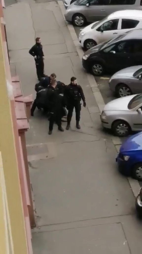 Muže zatkla policie.