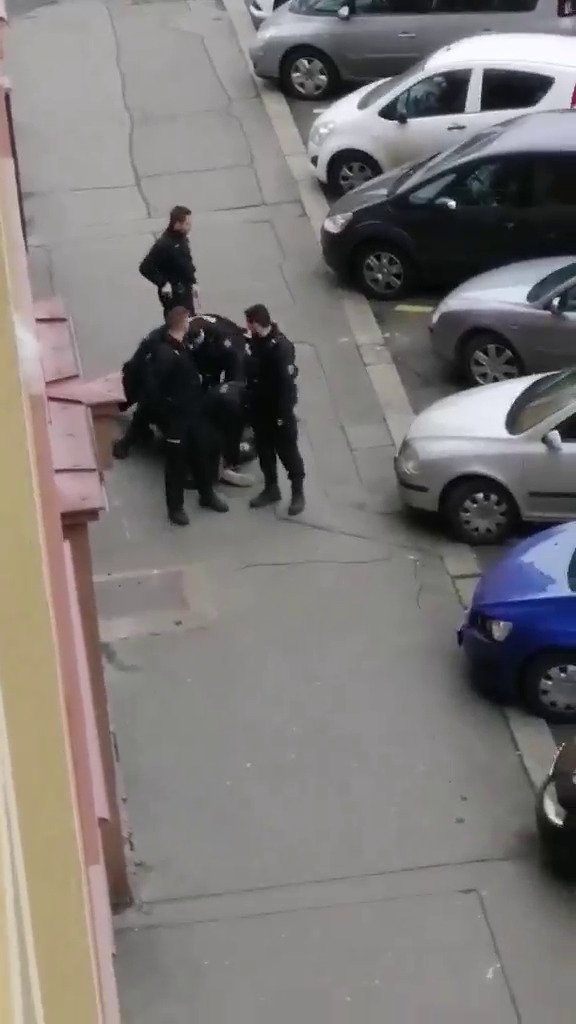 Muže zatkla policie.