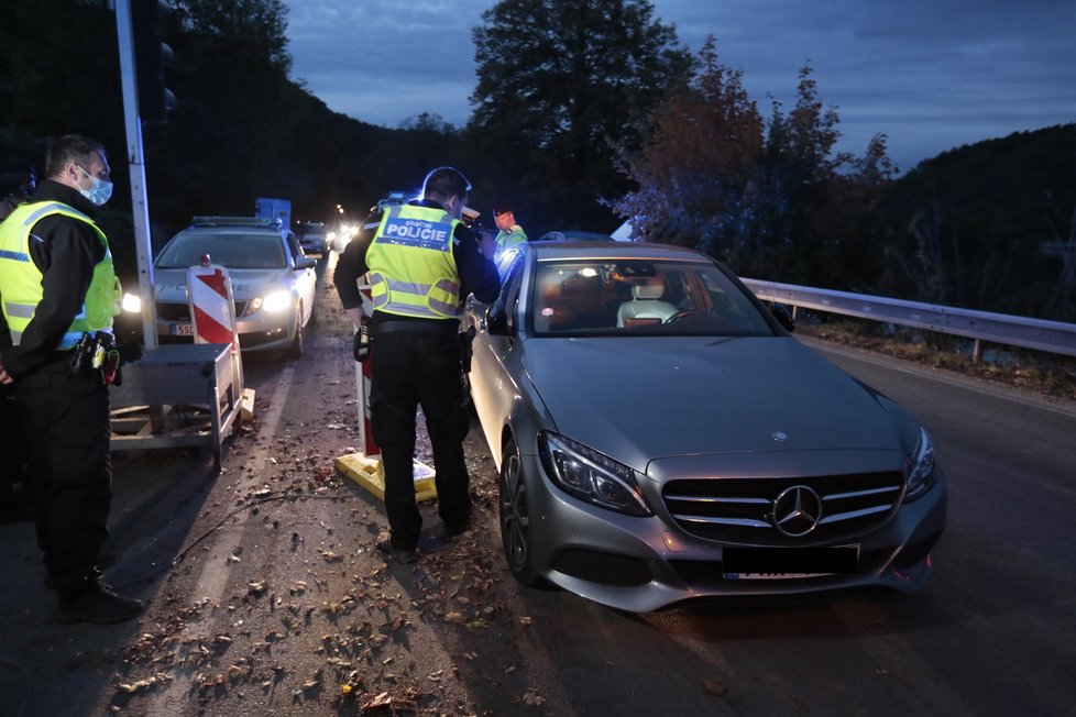 9. října 2020: Vestečtí strážníci naháněli řidiče stříbrného mercedesu, který jel nepřiměřeně vysokou rychlostí. Když řidič se svým vozem havaroval, utekl před strážníky a policisty do Vltavy, kterou v Měchenicích přeplaval na druhý břeh.