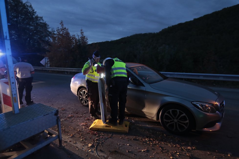 9. října 2020: Vestečtí strážníci naháněli řidiče stříbrného mercedesu, který jel nepřiměřeně vysokou rychlostí. Když řidič se svým vozem havaroval, utekl před strážníky a policisty do Vltavy, kterou v Měchenicích přeplaval na druhý břeh.