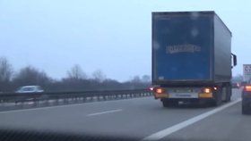 Šílená honička zloděje aut s policií: V rychlosti 240 km/h to „napálil“ do vozu s třemi dětmi.