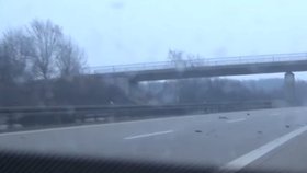 Šílená honička zloděje aut s policií: V rychlosti 240 km/h to „napálil“ do vozu s třemi dětmi.