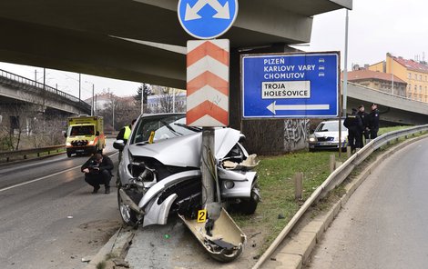 Ulicemi, po chodníku i parkem! Tudy všude ujížděl v Praze zfetovaný řidič...