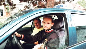 Honza Dobrovský si i přes velké zdravotní problémy plní další životní sen a dělá si řidičský průkaz na auto