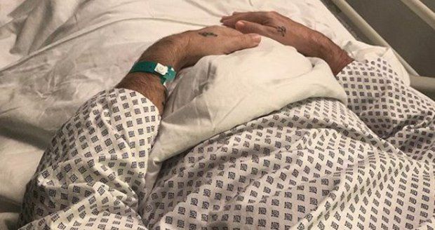 Honza Musil leží v nemocnici.