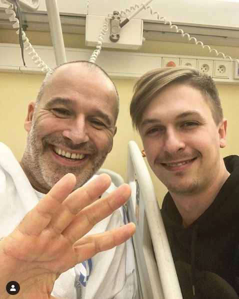Jan Musil s partnerem Kubou v nemocnici.
